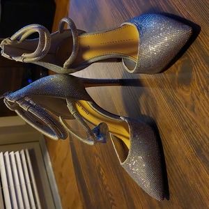 Gianna Bini 4" heels, silver, size 7